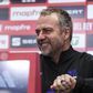 Hansi Flick sorridente na conferência de imprensa do Barcelona