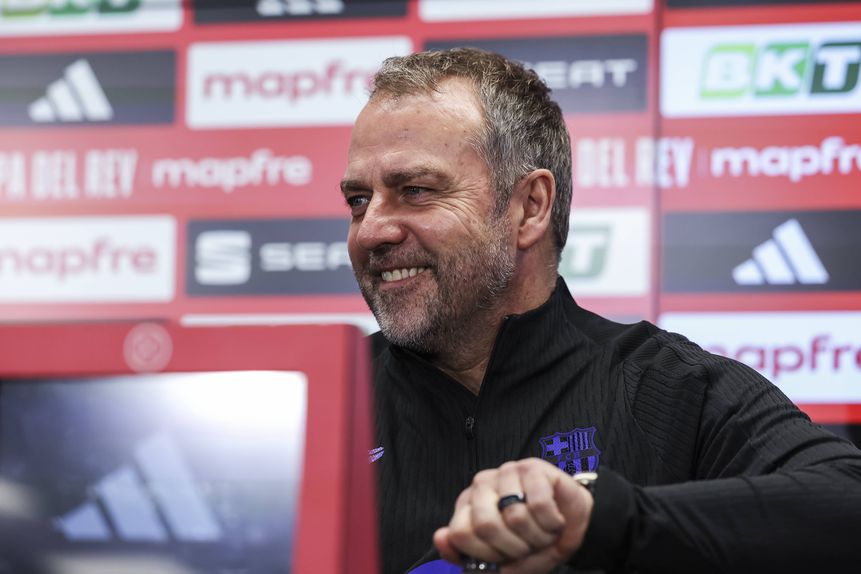 Hansi Flick sorridente na conferência de imprensa do Barcelona