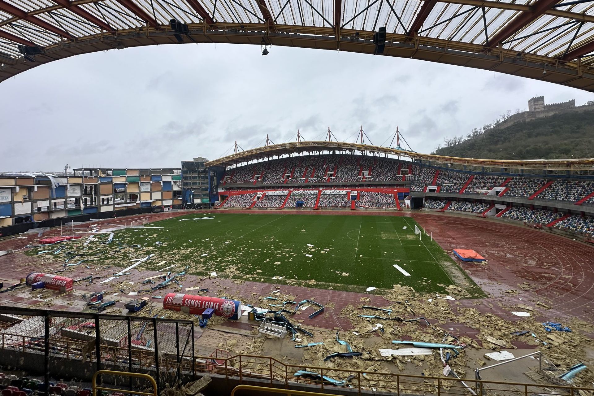 O Estádio Dr. Magalhães Pessoa sofreu danos severos, sobretudo na cobertura - Foto: U. Leiria