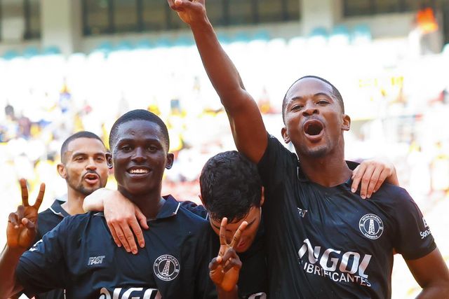 Hossi, de braço no ar, festeja golo na vitória, 2-0, do Petro, em casa, com Académica