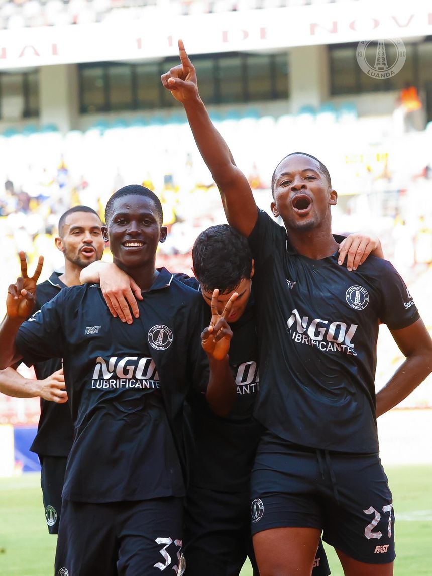 Hossi, de braço no ar, festeja golo na vitória, 2-0, do Petro, em casa, com Académica