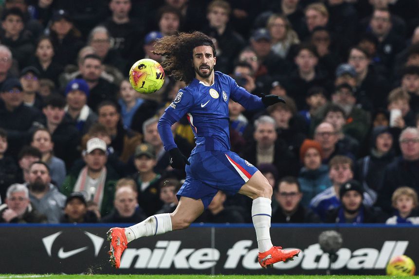 Cucurella saiu lesionado no encontro do Chelsea com o Leeds