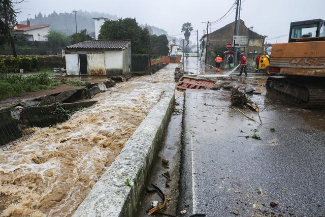 A subida da água da ribeira de Eiras causou a destruição de uma ponte e inundou a estrada, em Eiras, Coimbra. Foto: PAULO NOVAIS/LUSA