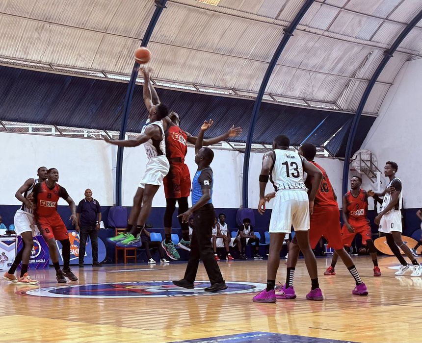 1.º de Agosto vence Interclube em jogo em que ambas as equipa ultrapassaram a barreira dos cem pontos...