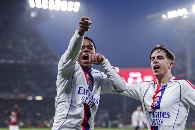 Endrick a celebrar um golo pelo Lyon ao lado de Afonso Moreira