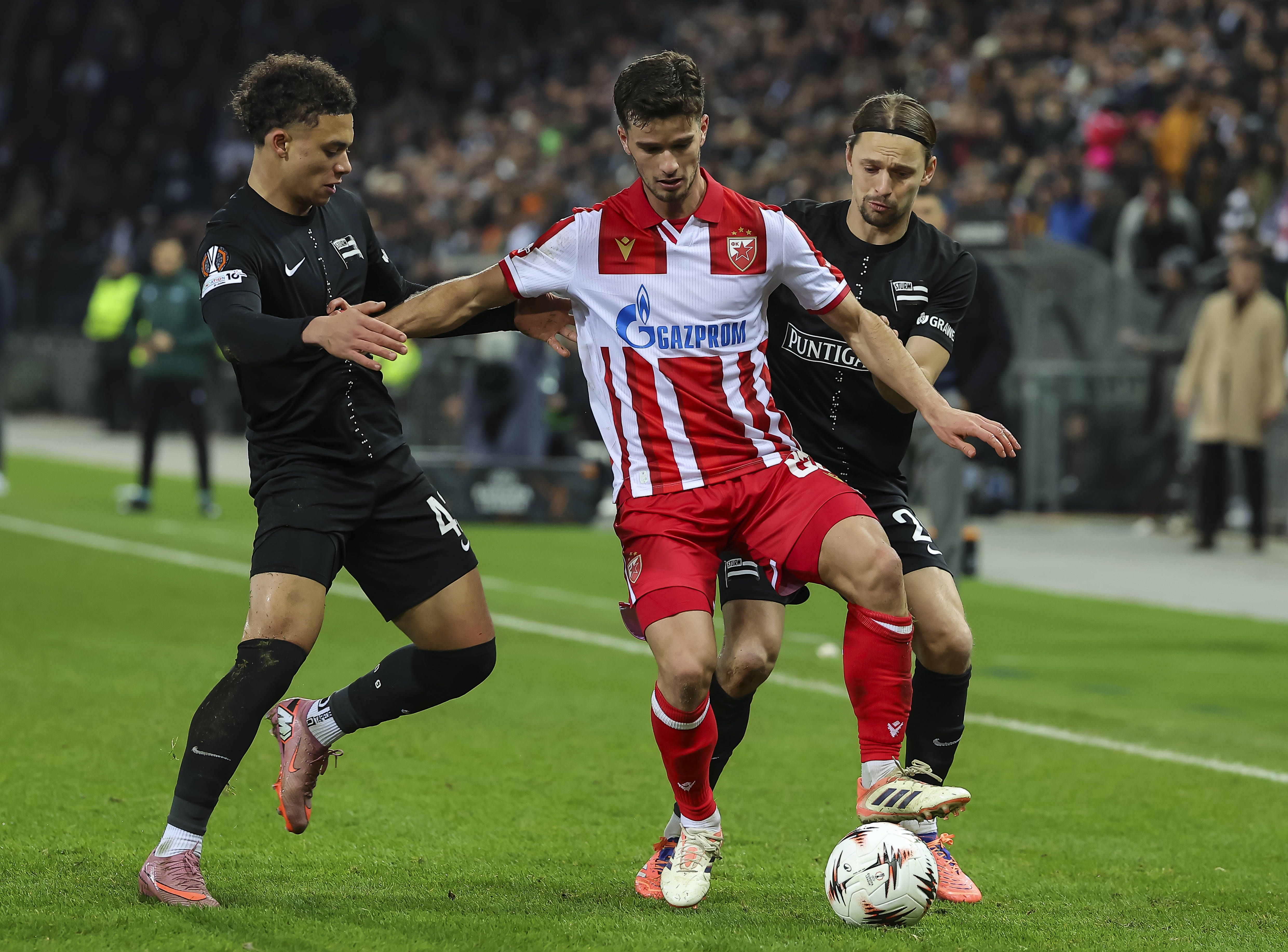 Tomás Handel já leva dois golos pelo Estrela Vermelha