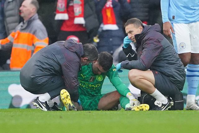 Após choque com Darwin, Ederson vai parar um mês