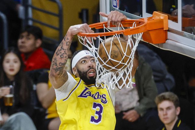 Anthony Davis faz história pelos Lakers em dia de aniversário