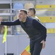 Oficial: Lecce despede treinador após cabeçada em adversário