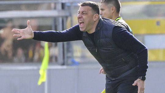 Oficial: Lecce despede treinador após cabeçada em adversário