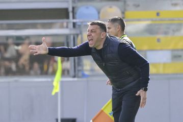 Oficial: Lecce despede treinador após cabeçada em adversário
