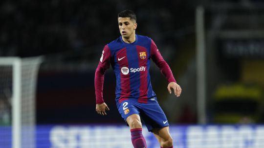 João Cancelo quer ficar no Barcelona na próxima época