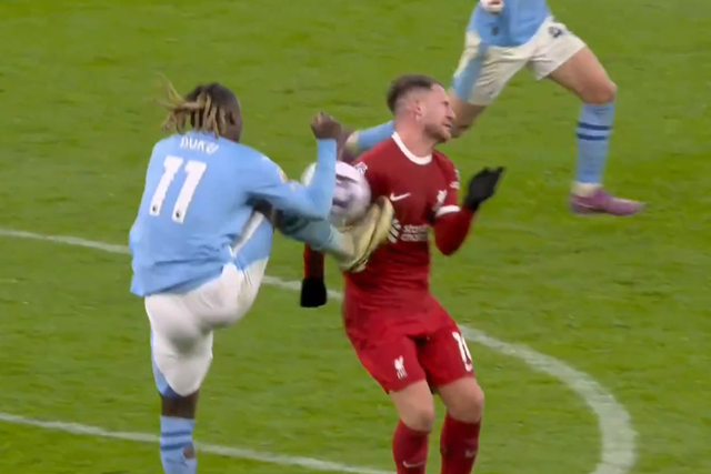 Lance polémico no final do Liverpool-Man. City causa discórdia entre árbitros