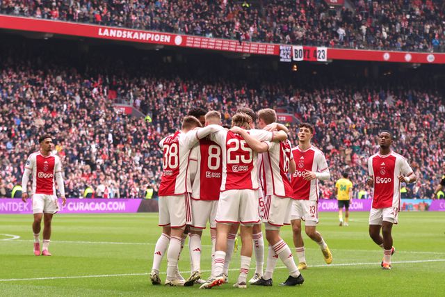 Van Basten preocupado com academia do Ajax: «São muito maus»