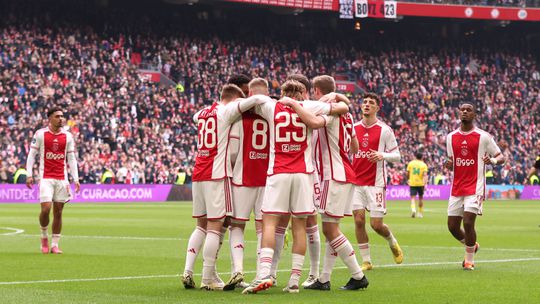 Van Basten preocupado com academia do Ajax: «São muito maus»