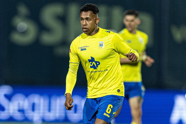 Mateus Quaresma com a camisola do Arouca