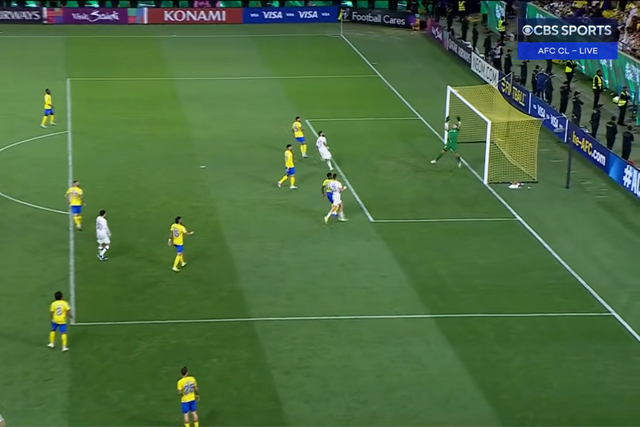 Vídeo: guarda-redes do Al Nassr dá 'frango' inacreditável