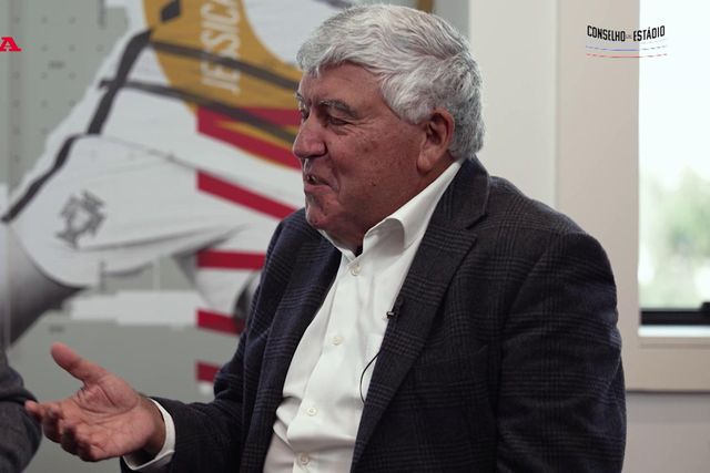 «Nunca tive empresário, não sabia negociar contratos, apenas pedia o papel e a caneta para assinar»