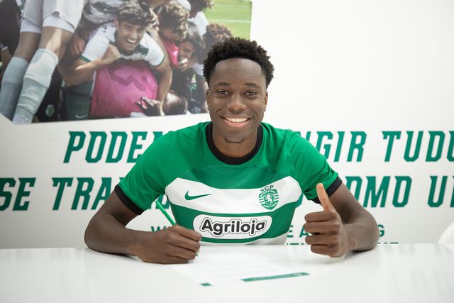 Atanásio Cunha assina contrato com o Sporting