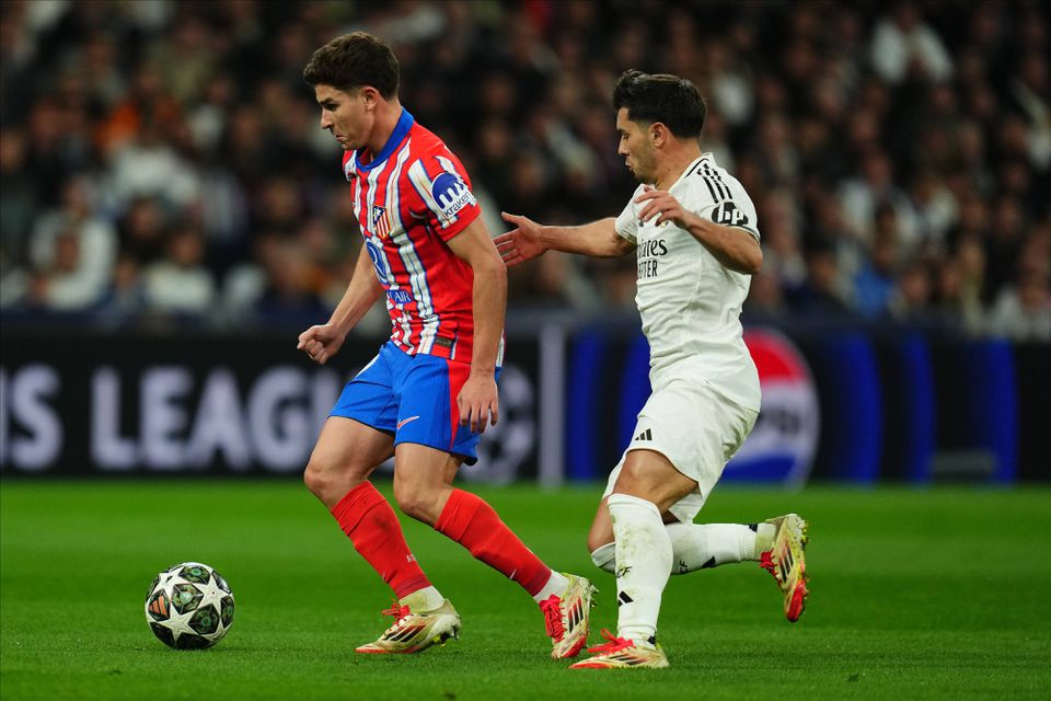 Julián Álvarez, avançado do Atlético Madrid, tem a bola controlada perante a oposição de Brahim Díaz, atacante do Real Madrid. Esta quarta-feira há novo dérbi da capital espanhola, este da segunda mão dos oitavos de final da UEFA Champions League
