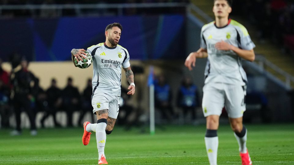 Otamendi fez o empate para o Benfica e foi buscar a bola ao fundo das redes