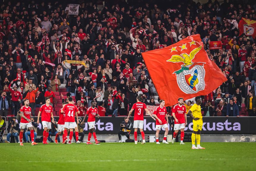 Jogadores do Benfica a celebrarem um dos golos marcados ao Nacional no Estádio da Luz para a Liga