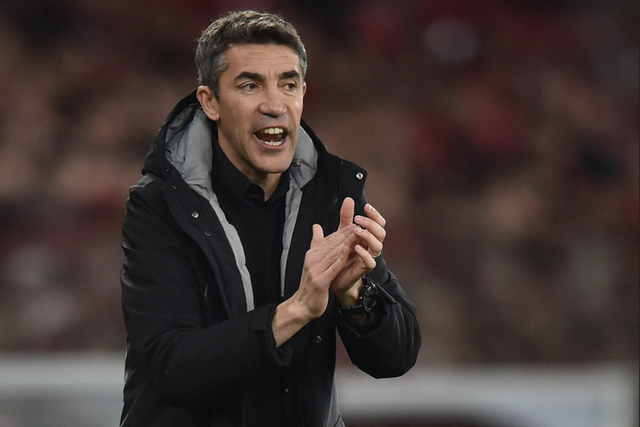 Bruno Lage, treinador do Benfica, a aplaudir durante um jogo