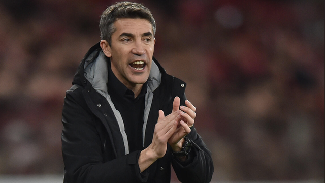 Bruno Lage, treinador do Benfica, a aplaudir durante um jogo