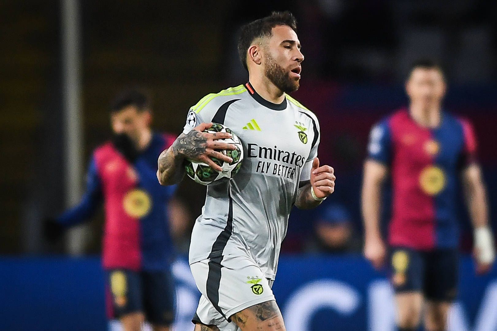 VÍDEO: Otamendi cabeceia para o golo 500 do Benfica na Champions