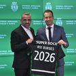 Rui Borges e Frederico Varandas, no dia da apresentação do treinador, a 26 de dezembro, a segurarem numa camisola do Sporting com o nome do técnico e o 2026 estampados nas costas