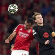 Pavlidis e De Jong, ponta de lança do Benfica e médio do Barcelona, a disputar uma bola de cabeça