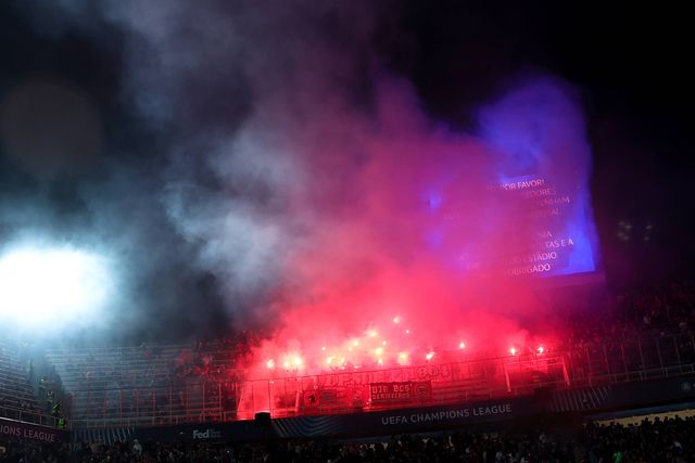 Vídeo: adeptos do Benfica em confrontos com seguranças na visita ao Barcelona