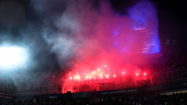 Vídeo: adeptos do Benfica em confrontos com seguranças na visita ao Barcelona