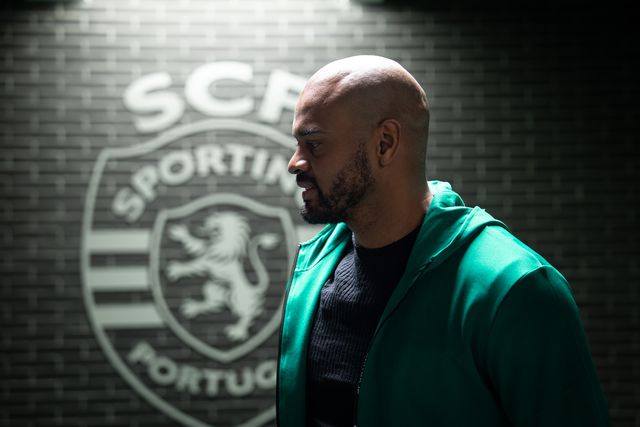 «Dormia calçado, com o passaporte num bolso e dinheiro no outro para poder fugir a qualquer altura»