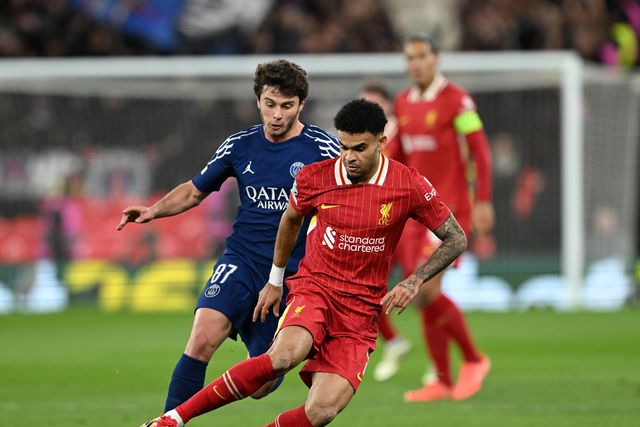 João Neves a pressionar Luis Diaz no Liverpool-PSG em Anfield