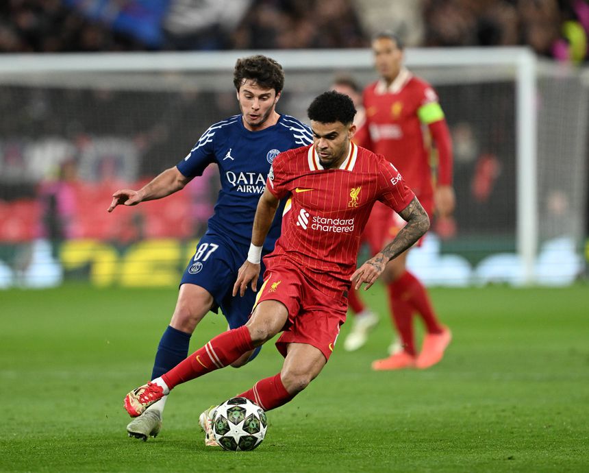 João Neves a pressionar Luis Diaz no Liverpool-PSG em Anfield