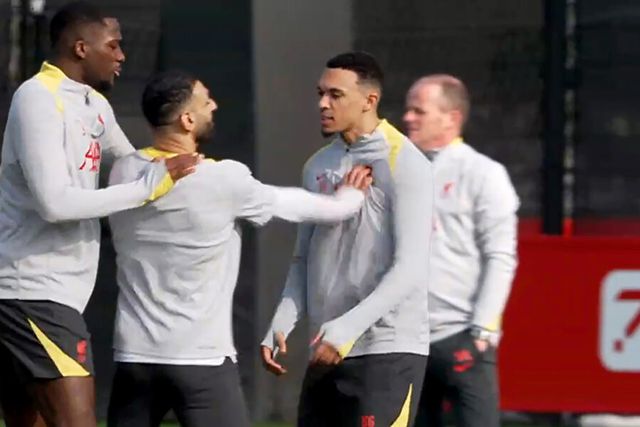 Tensão no Liverpool! Salah e Alexander-Arnold separados por colegas