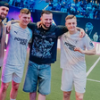 Toni Kroos ao lado de Felix Kroos, o seu irmão, em Dusseldorf