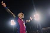 Raphinha festeja golo com o Barcelona