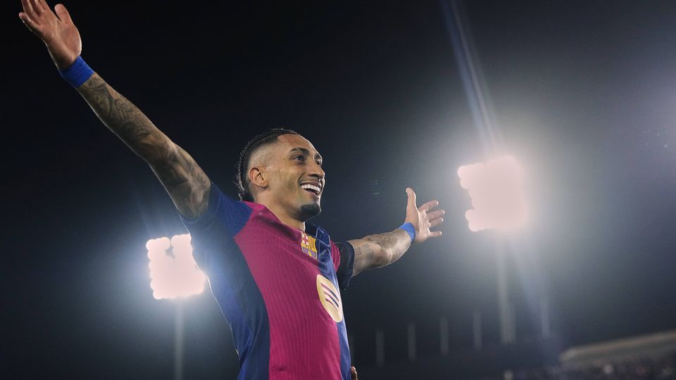 Raphinha festeja golo com o Barcelona