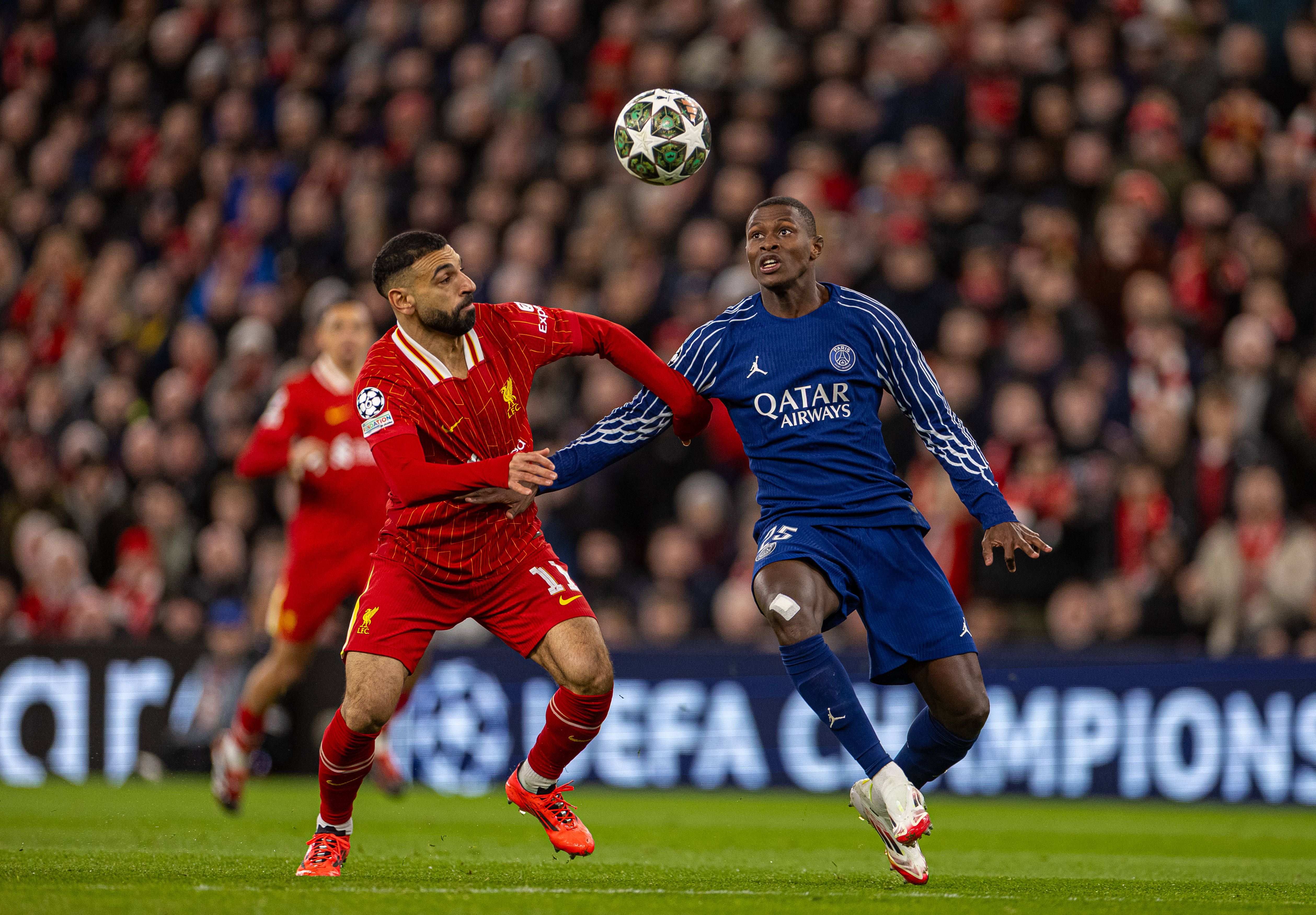 Salah num duelo com Nuno Mendes no PSG-Liverpool em Anfield