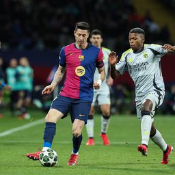 Lewandovski, avançado do Barcelona, tem a bola dominada perante a pressão de Florentino, médio do Benfica