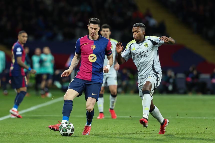 Lewandovski, avançado do Barcelona, tem a bola dominada perante a pressão de Florentino, médio do Benfica