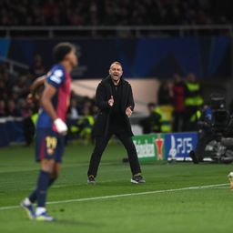 Hansi Flick a dar instruções aos seus jogadores durante o jogo com o Benfica, em Montjuic