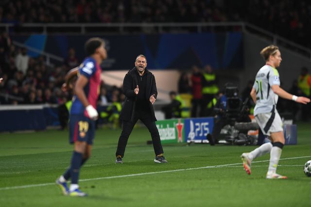 Hansi Flick a dar instruções aos seus jogadores durante o jogo com o Benfica, em Montjuic