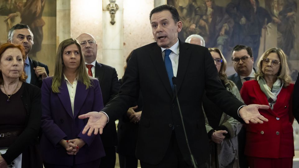 Primeiro-Ministro, Luís Montenegro, à saída do hemiciclo após chumbada a moção de confiança que leva o País para novas eleições (Foto: JOSÉ SENA GOULAO/Lusa)