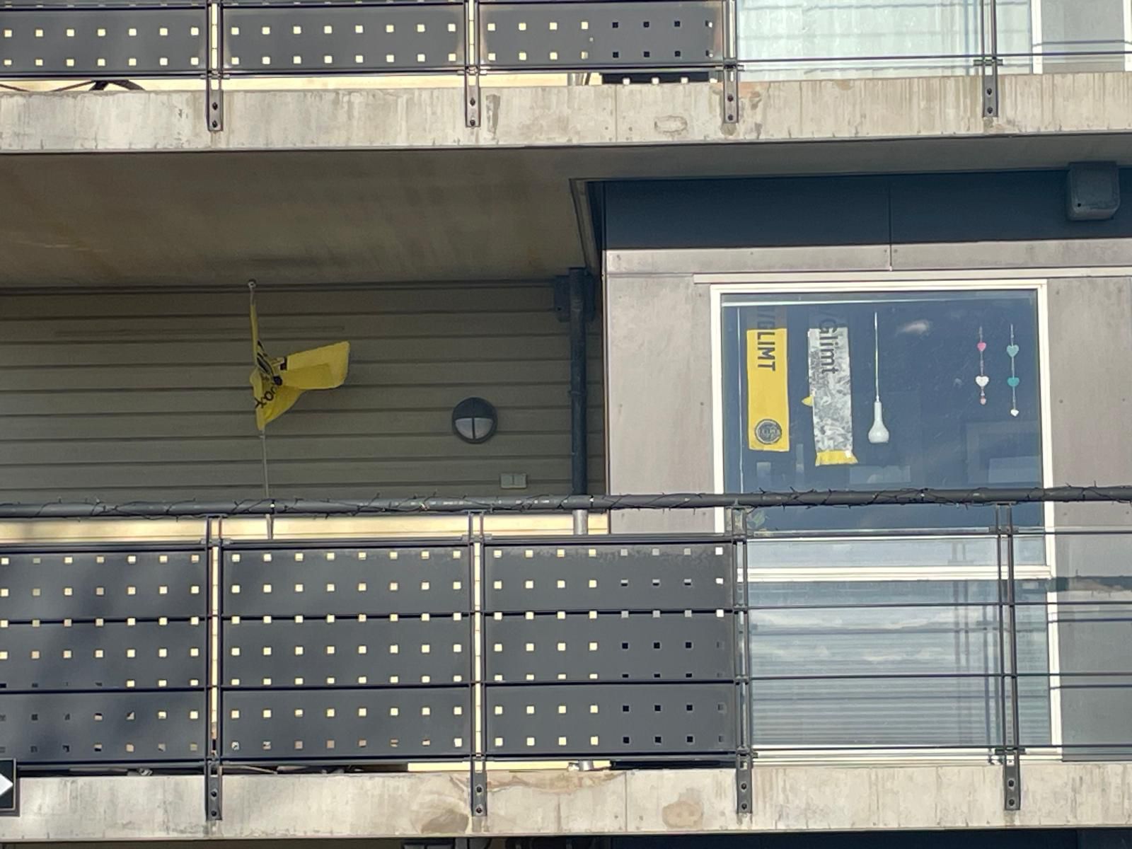 Ao longo da rua são vários os apartamentos com bandeiras do Godo/Glimt nas janelas - Foto: ABOLA