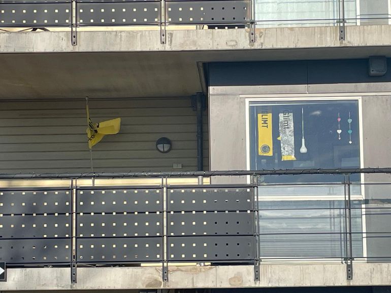Ao longo da rua são vários os apartamentos com bandeiras do Godo/Glimt nas janelas - Foto: ABOLA