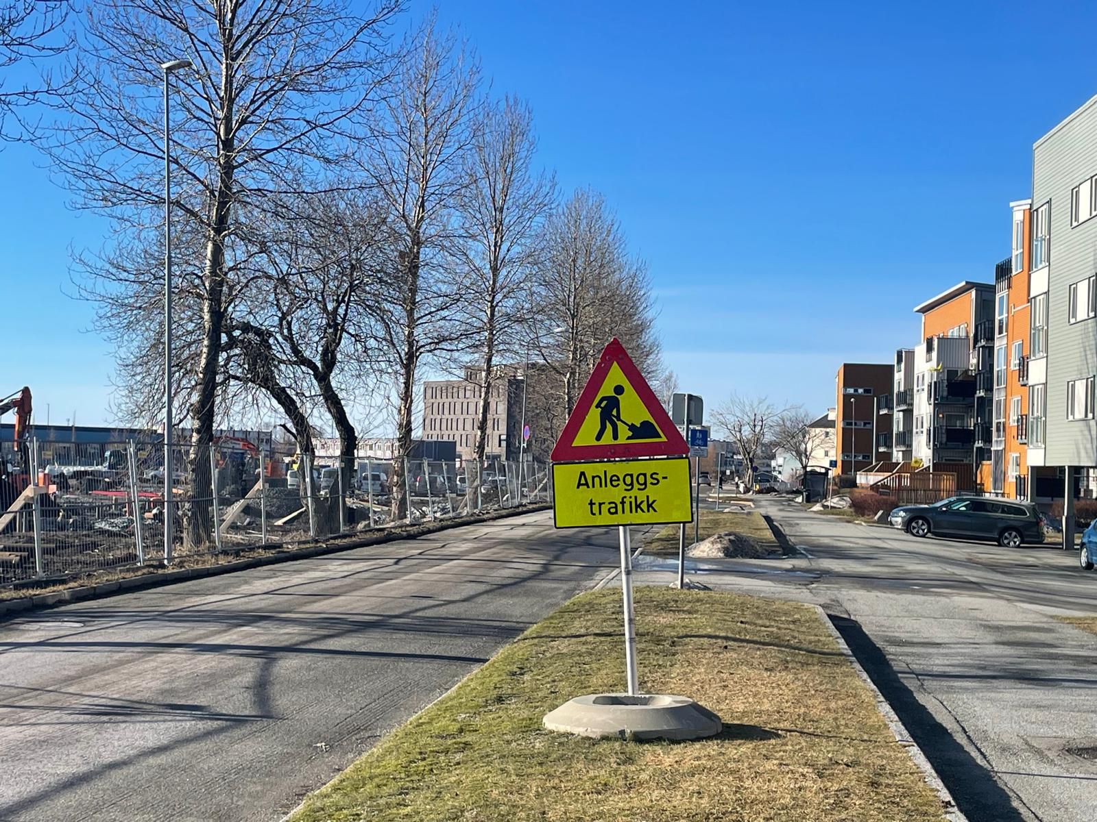 Trânsito condicionado na rua circundante ao recinto em obras - Foto: ABOLA