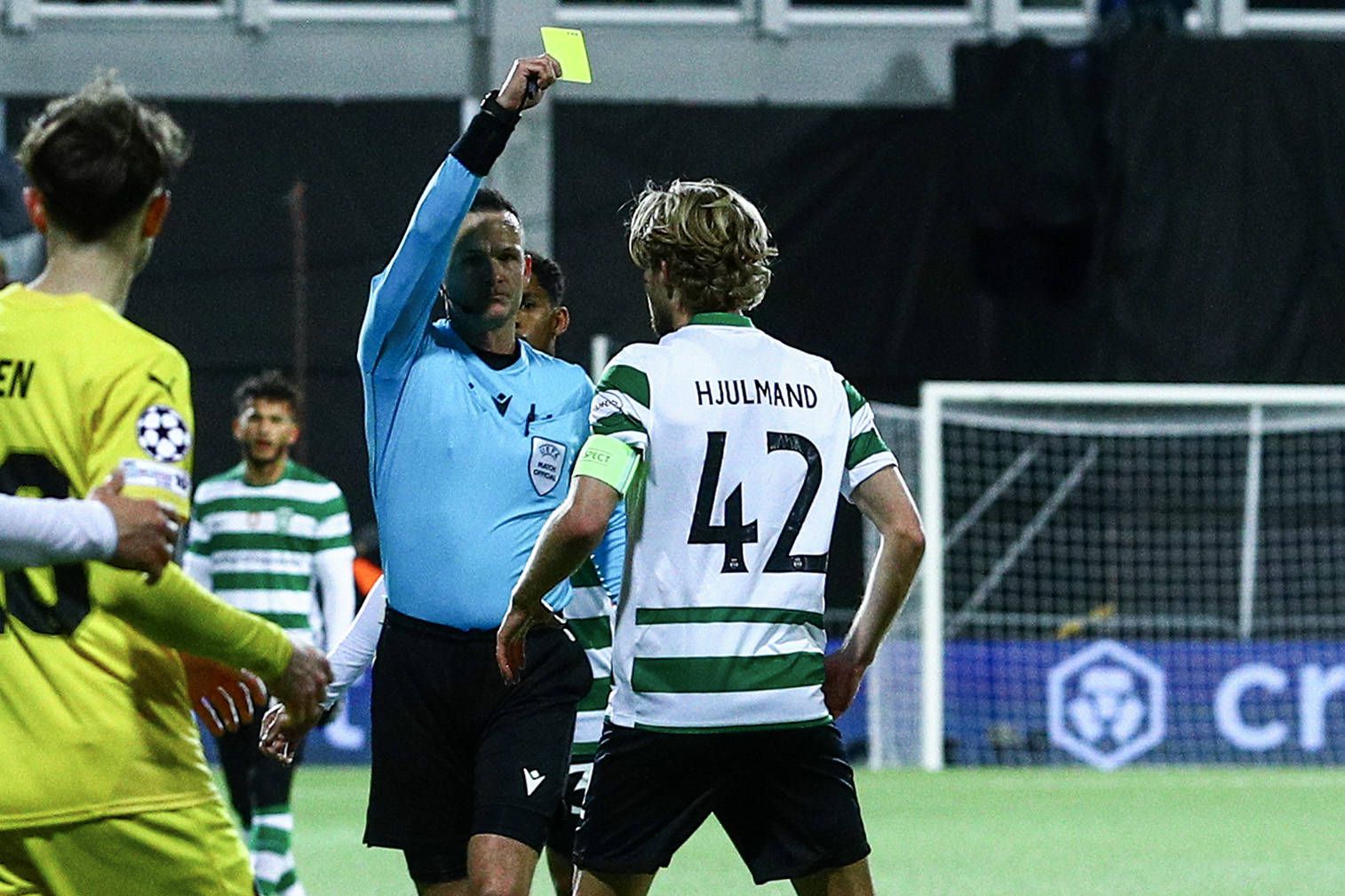 Hjulmand ficou condicionado logo na primeira parte com um cartão amarelo.